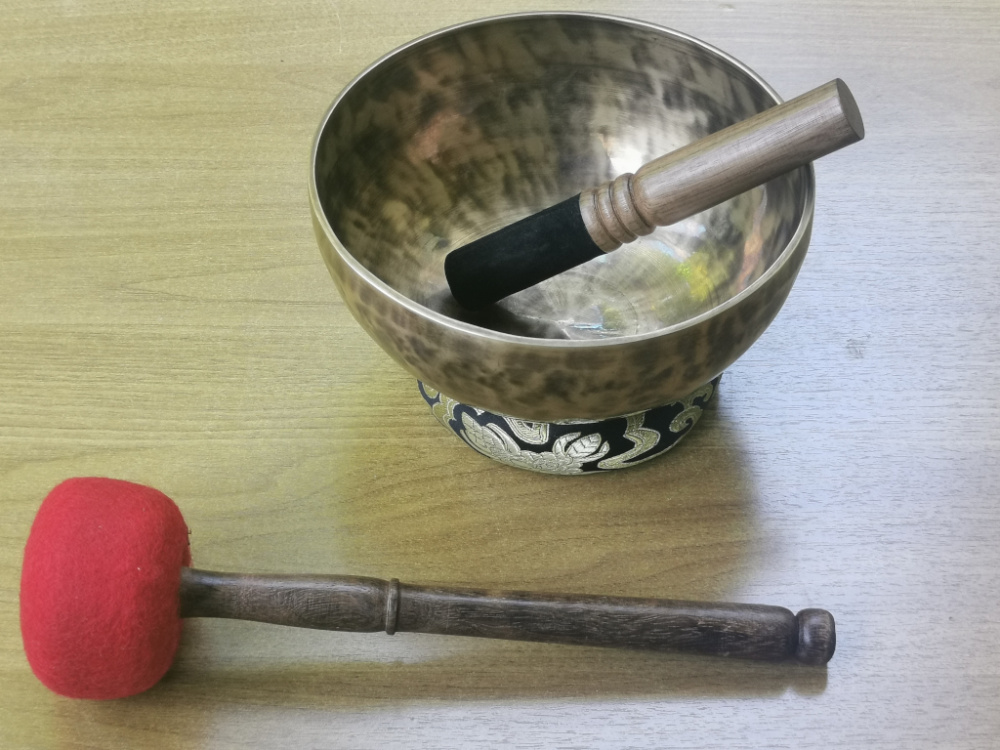 Preview: Traditionelle Dunkle Klangschale | ~1,1kg / ~17-19cm / inkl. Filzschläger / geschmiedet | Kissenfarbe wählbar